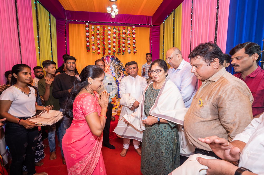 Donate Life and Surat City Ganesh Utsav Committee honored Family Members of organ donor Late late Rameshbhai Vatnala by inviting at Dr. Hedgevar Nagar, Juna Suda, Vesu, Surat as guest & performing aarti by them.